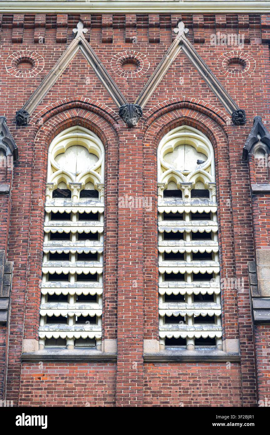 Historische Kirchenfenster mit dekorativem Ziegelmauerwerk und Lüfteröffnungen. Port Hope United Church. Stockfoto