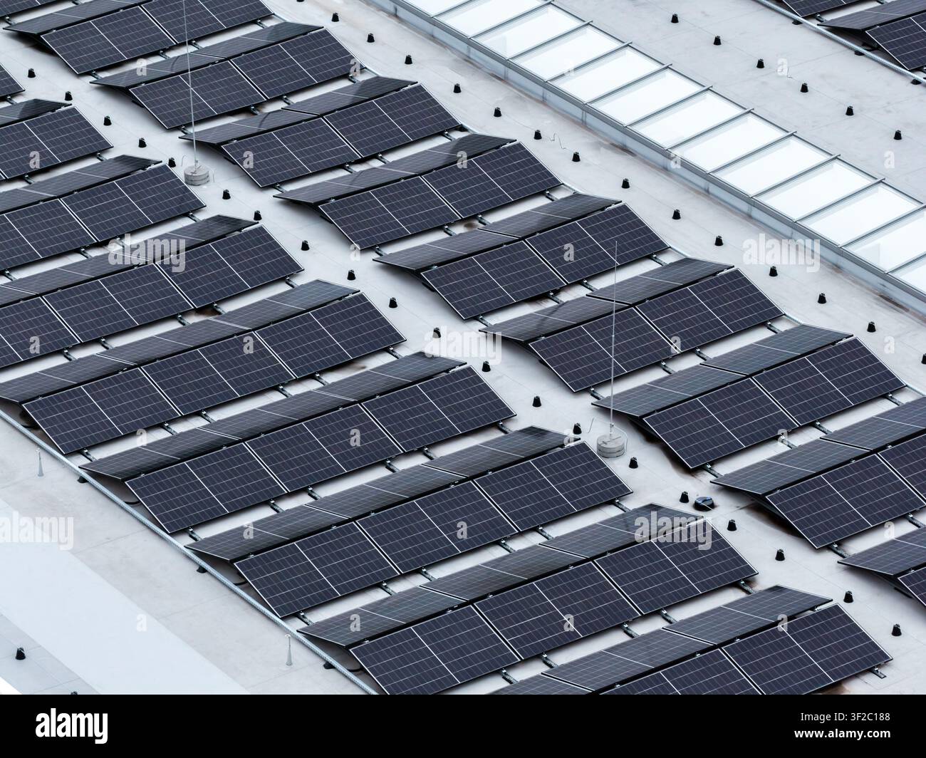Luftaufnahme von Solarpanelen, die auf dem Dach eines Einkaufszentrums in Polen installiert sind. Stockfoto