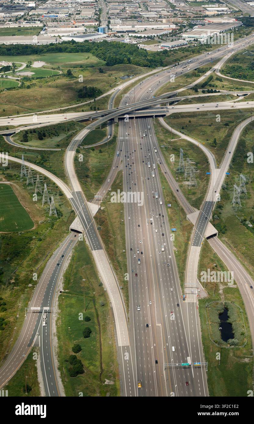 Luftbild der Kreuzung der Highway 410 in der Nähe des Toronto Pearson International Airport in Mississauga, Ontario. (Kreuzung mit 407) Stockfoto