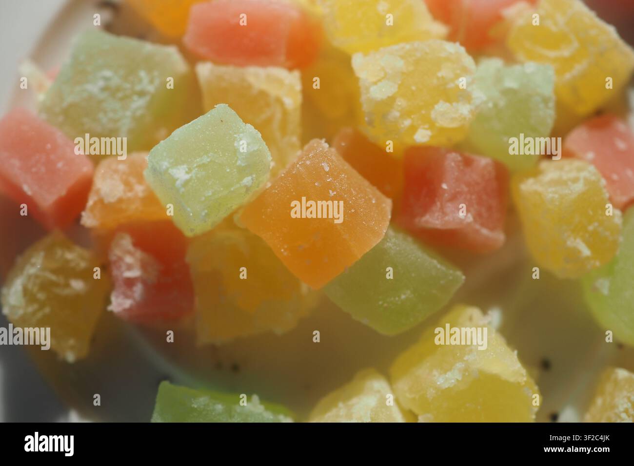 Farbenfrohe kandierte Fruchtwürfel im Detail. Süßes gezuckertes Obst als Süßigkeit zum Backen Stockfoto