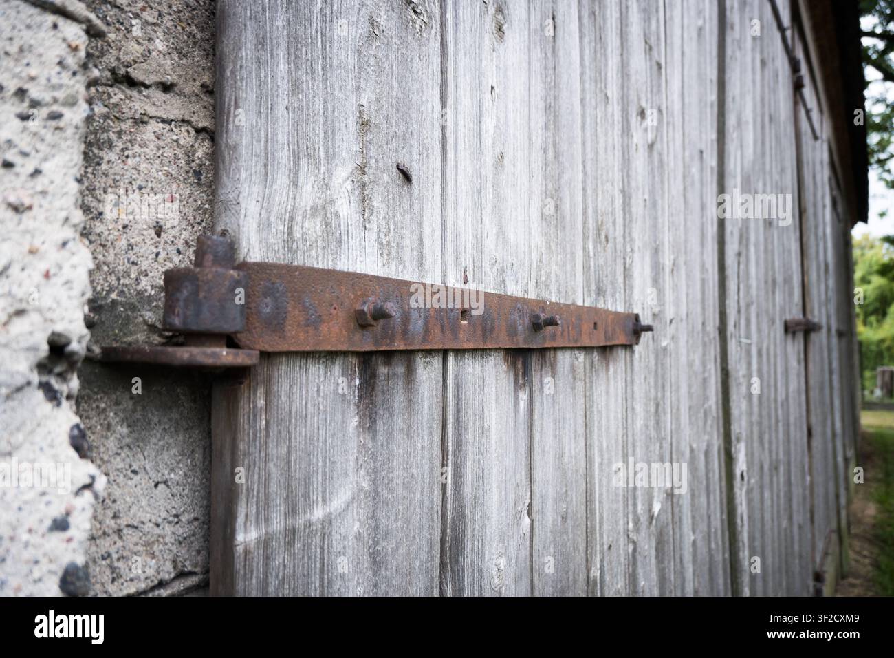 Eine alte Scheune mit großen Brettertüren, auf dem Land. Stockfoto