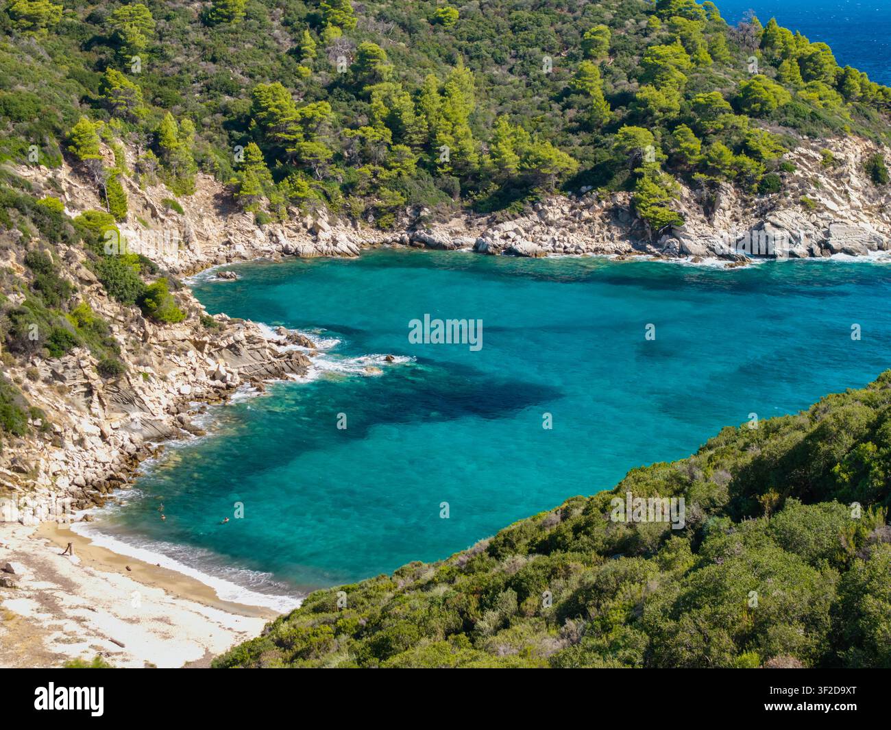 Luftbild einer herzförmigen Bucht in Sithonia, Chalkidiki, Griechenland Stockfoto