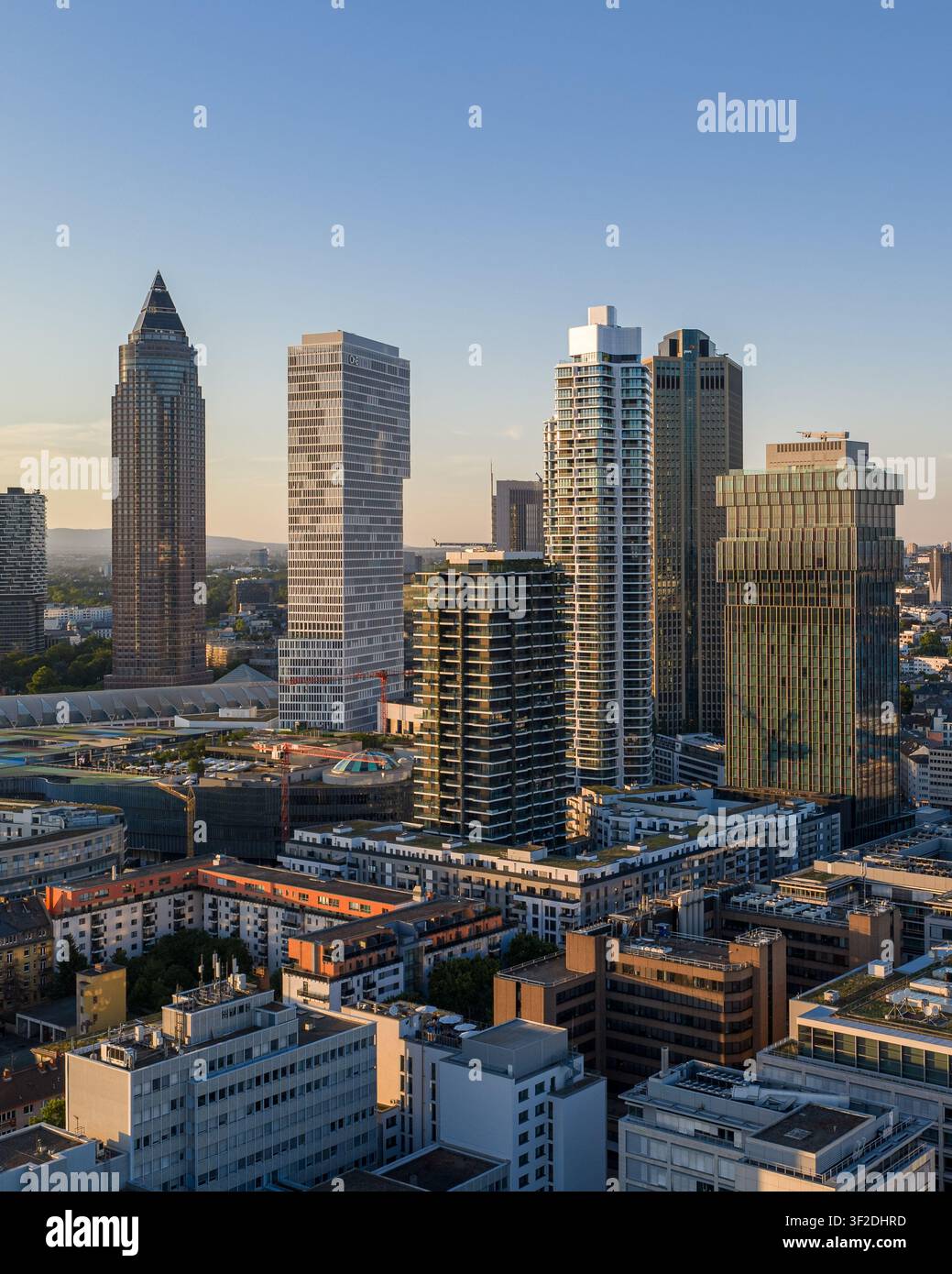 Frankfurt am Main, Deutschland - 18. Juni 2026: Luftaufnahme der Frankfurter Skyline mit dem markanten Spin Tower zwischen modernen Wolkenkratzern und urbaner Stockfoto