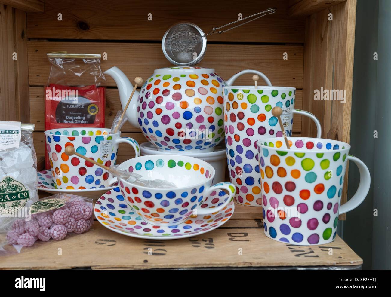 Dunoon-English-Tasse für Tee. Buntes Teewarenset für ein lebhaftes Teeparty-Erlebnis. Teekanne und Tassen hergestellt in England. Salzburg, Österreich – 22. Juni 2026 Stockfoto