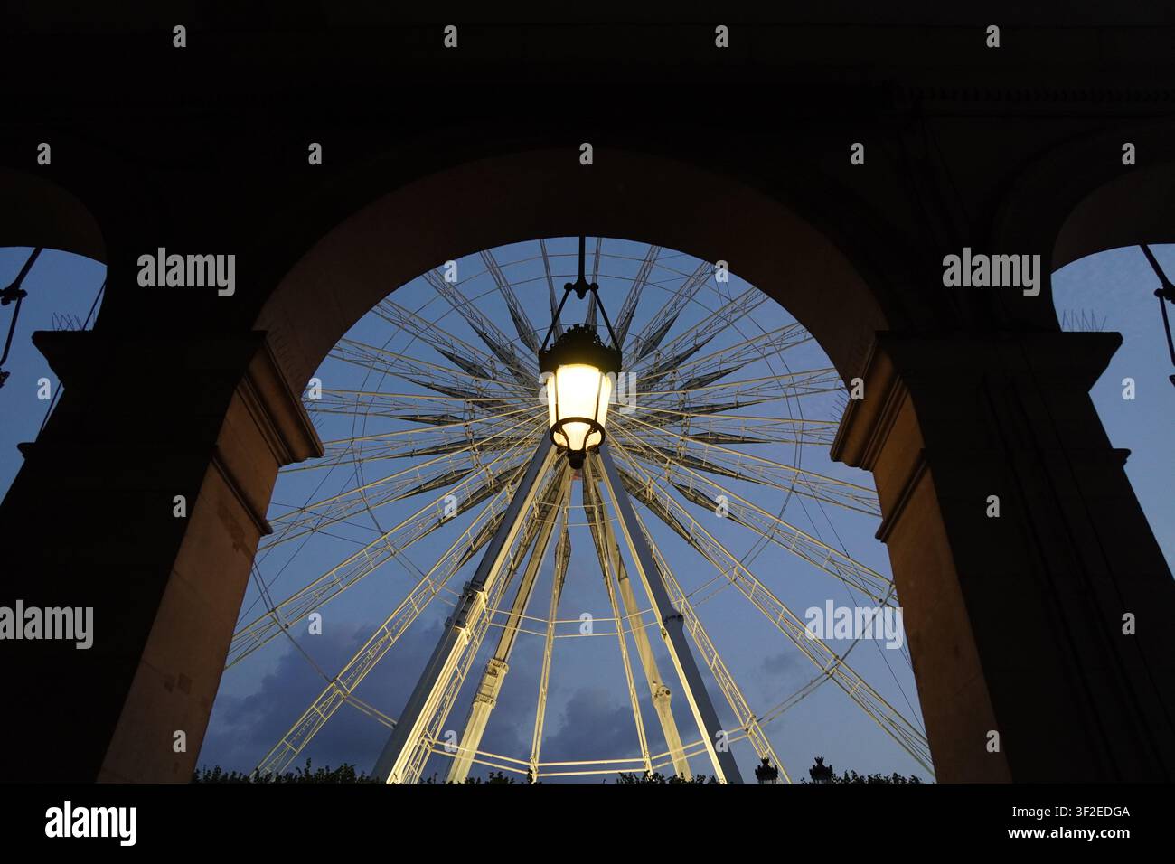 Riesenrad an den Tuilerien am Abend, Bogen, Paris, Frankreich Stockfoto