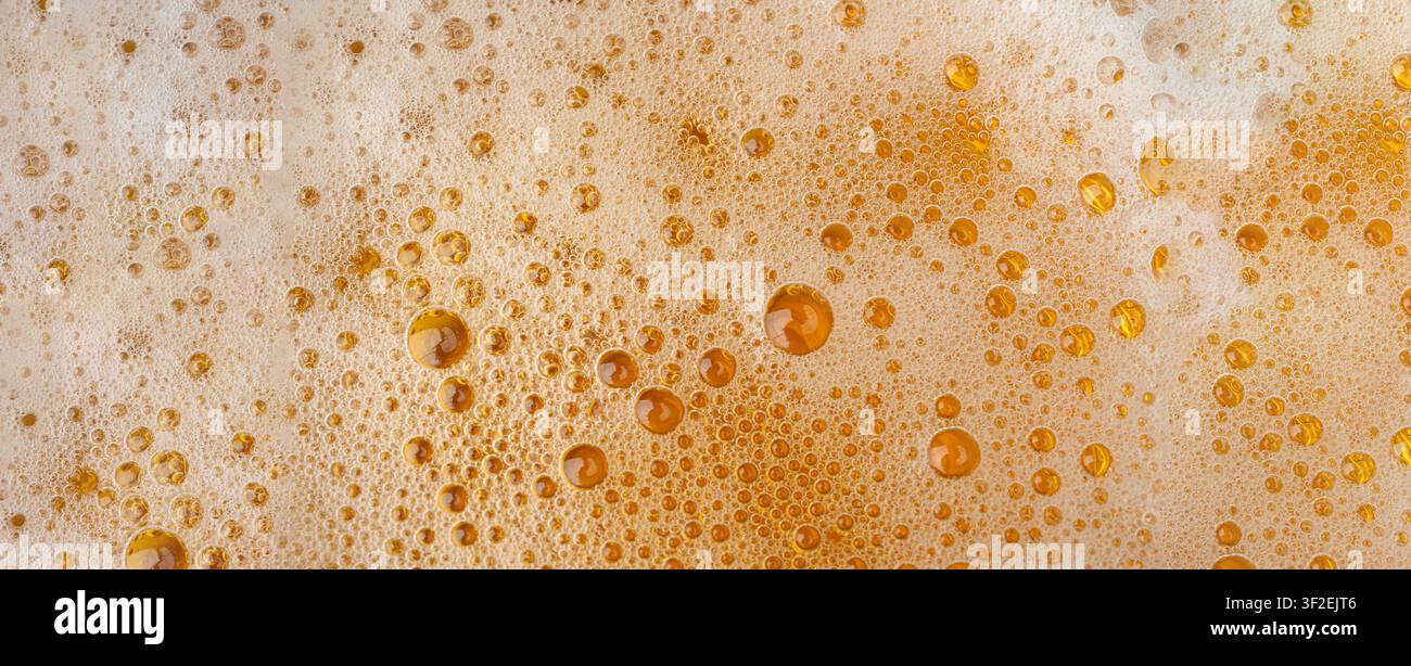 Bierschaumtextur, Blasen auf Alkoholbetrunkenem Muster, Ale-Schaummuster, Goldener Bierschaumtexturhintergrund Mockup mit Kopierraum für Text Stockfoto