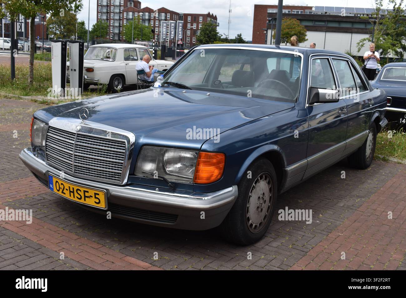 Huizen, Niederlande – 4. Juli 2026: ein Mercedes-Benz 500 SEL von 1984 Stockfoto