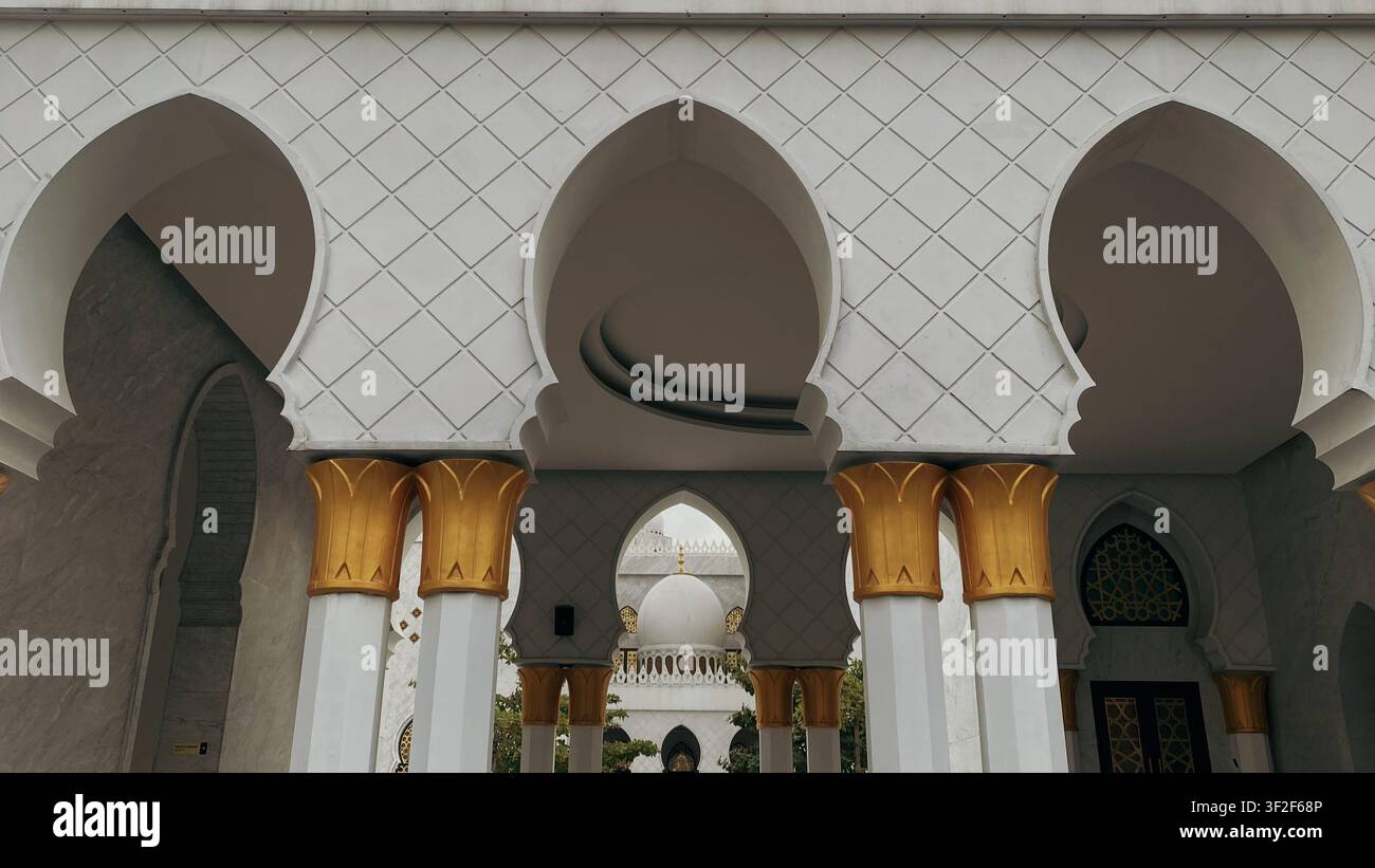 Scheich-Zayed-Moschee in Solo, Zentral-Java, Indonesien, zeigt eine prächtige islamische Architektur und kulturelles Erbe. - Smartphone-aufgenommenes Stockfoto