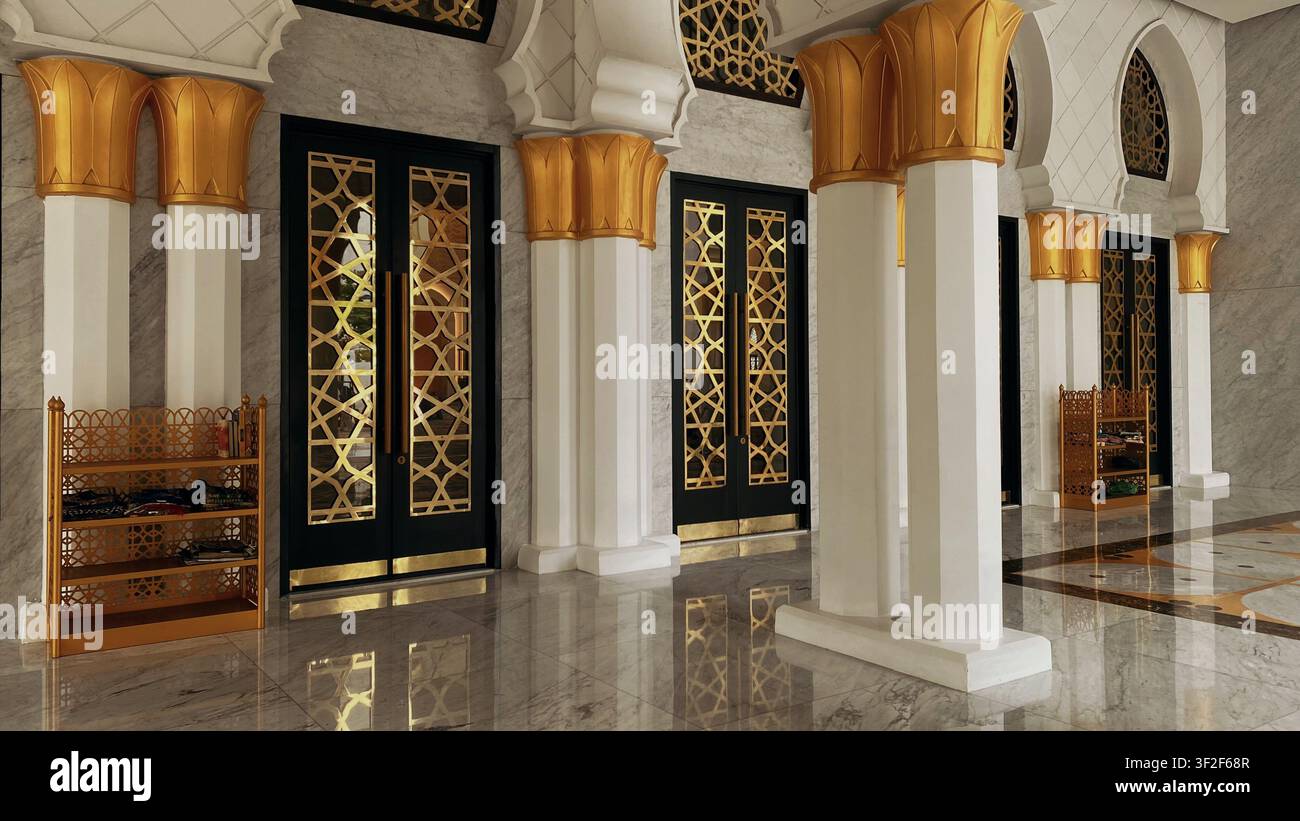 Scheich-Zayed-Moschee in Solo, Zentral-Java, Indonesien, zeigt eine prächtige islamische Architektur und kulturelles Erbe. - Smartphone-aufgenommenes Stockfoto