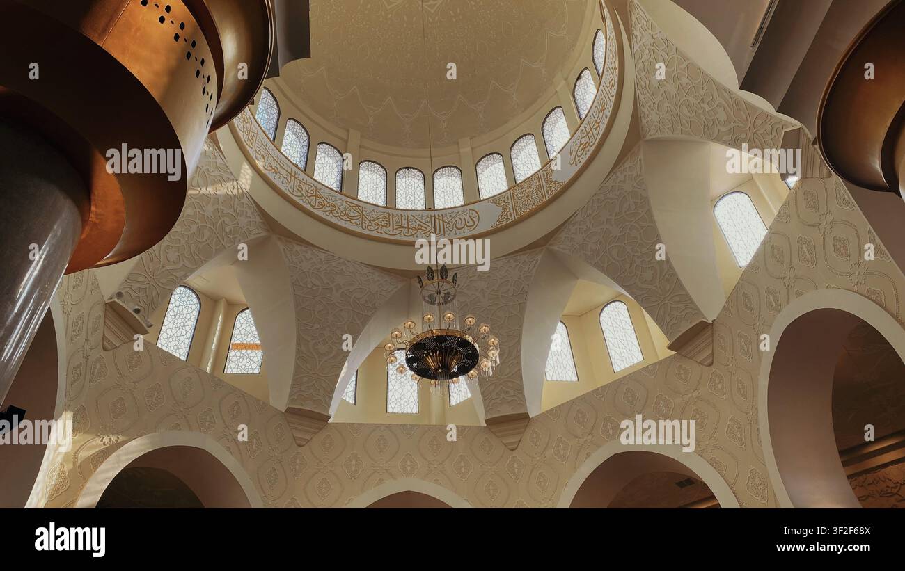 Scheich-Zayed-Moschee in Solo, Zentral-Java, Indonesien, zeigt eine prächtige islamische Architektur und kulturelles Erbe. - Smartphone-aufgenommenes Stockfoto