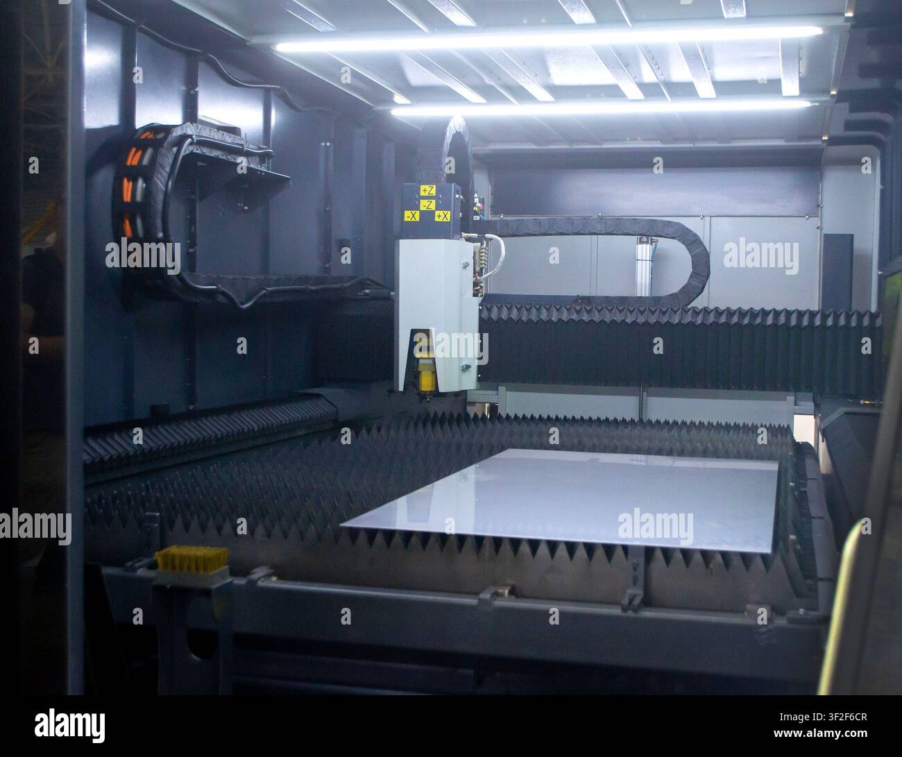 Industrielle Faserlaserschneidmaschine für Metall, hochpräzise Blechbearbeitung. Lasermetallbearbeitung. Lasermaschine. Industrie. Industriemaschine. Industriehintergrund Stockfoto