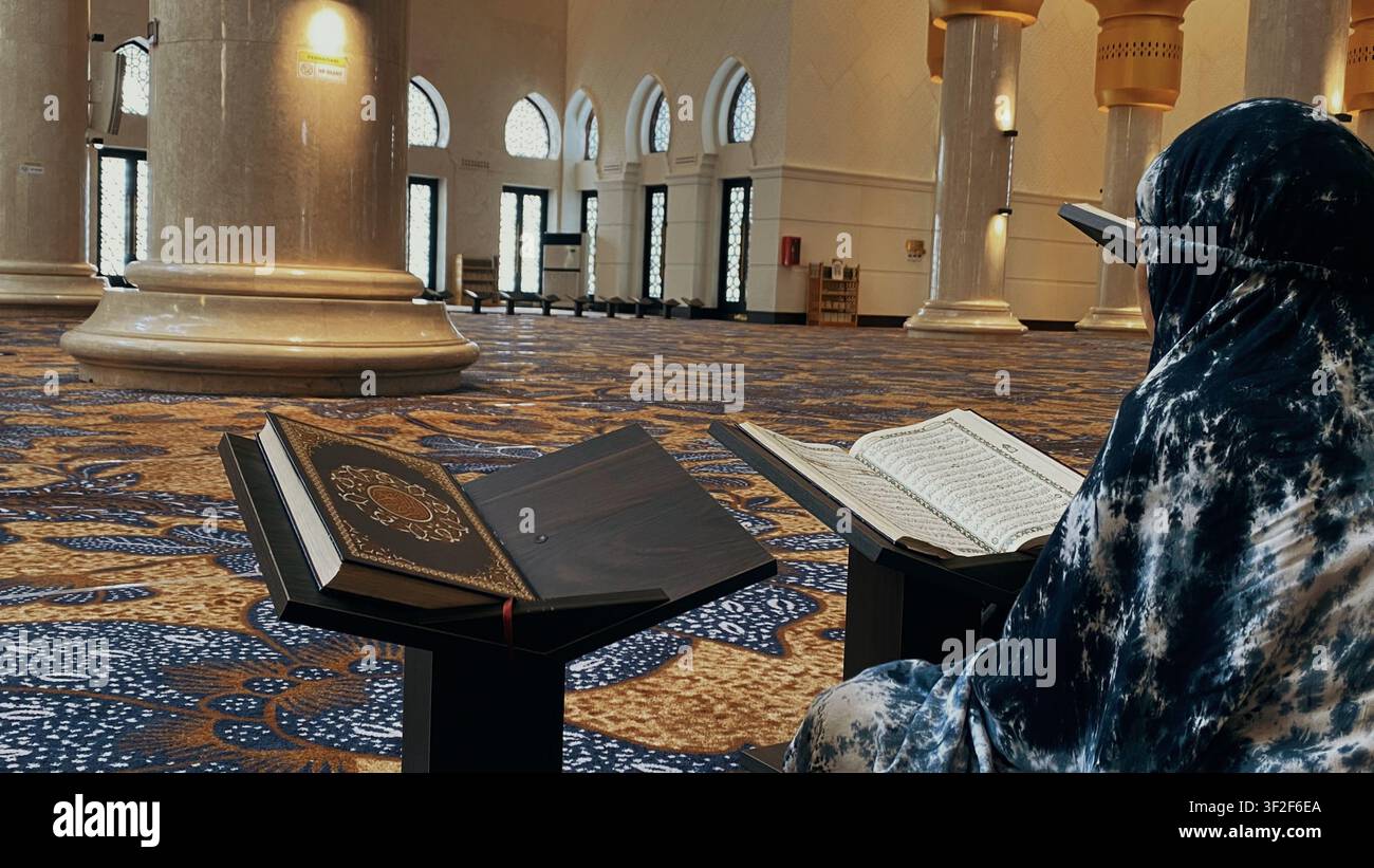 Scheich-Zayed-Moschee in Solo, Zentral-Java, Indonesien, zeigt eine prächtige islamische Architektur und kulturelles Erbe. - Smartphone-aufgenommenes Stockfoto