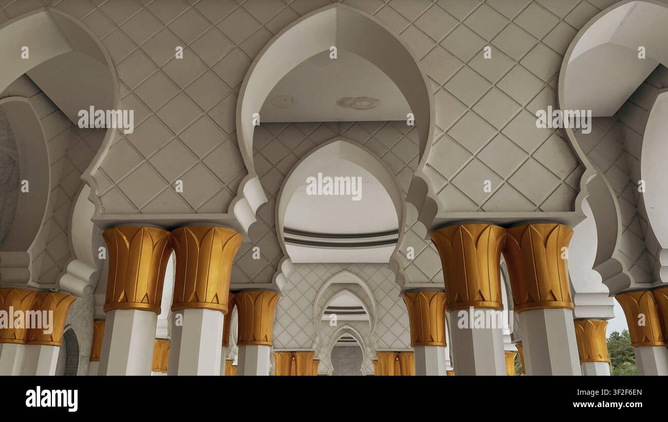 Scheich-Zayed-Moschee in Solo, Zentral-Java, Indonesien, zeigt eine prächtige islamische Architektur und kulturelles Erbe. - Smartphone-aufgenommenes Stockfoto
