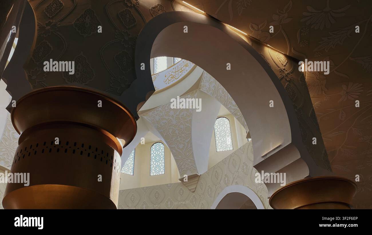 Scheich-Zayed-Moschee in Solo, Zentral-Java, Indonesien, zeigt eine prächtige islamische Architektur und kulturelles Erbe. - Smartphone-aufgenommenes Stockfoto