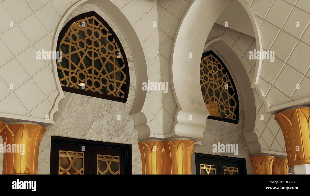 Scheich-Zayed-Moschee in Solo, Zentral-Java, Indonesien, zeigt eine prächtige islamische Architektur und kulturelles Erbe. - Smartphone-aufgenommenes Stockfoto