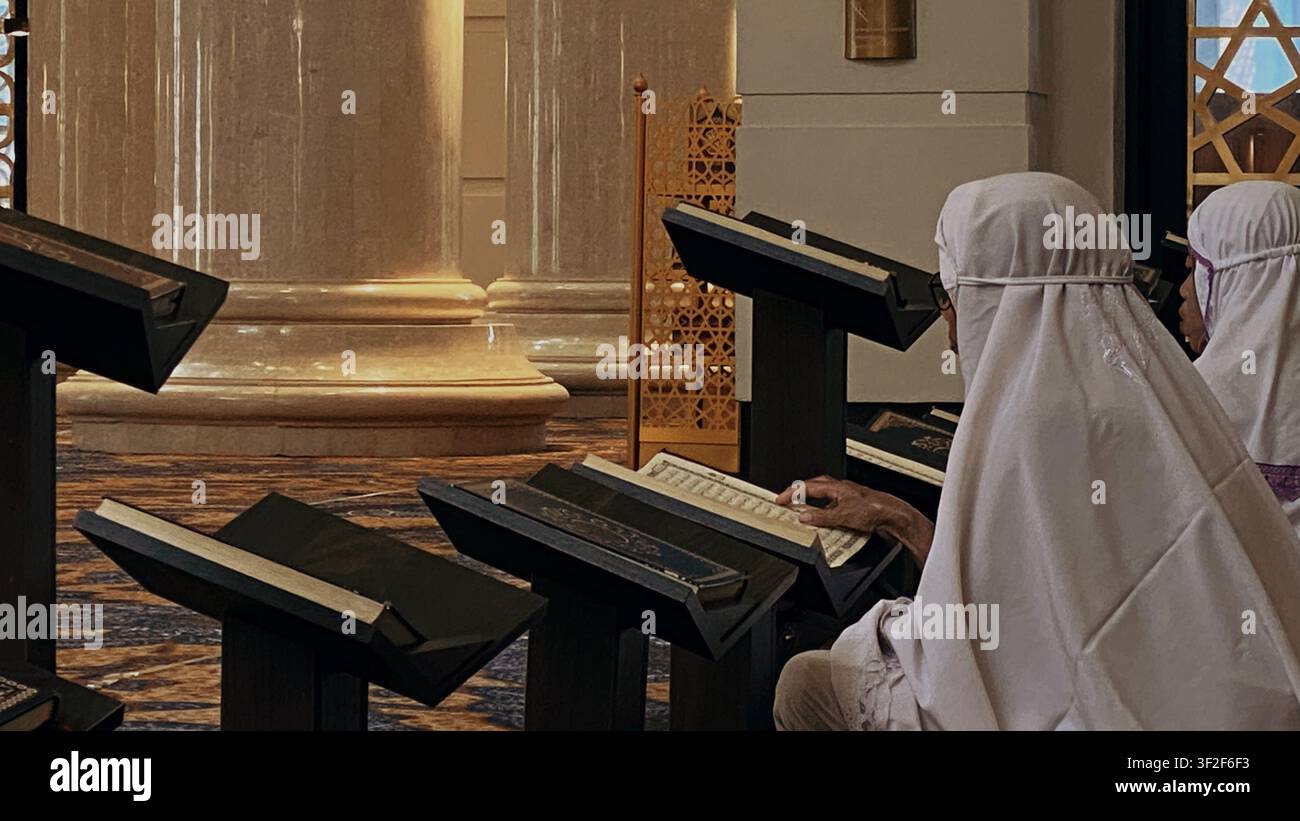 Scheich-Zayed-Moschee in Solo, Zentral-Java, Indonesien, zeigt eine prächtige islamische Architektur und kulturelles Erbe. - Smartphone-aufgenommenes Stockfoto