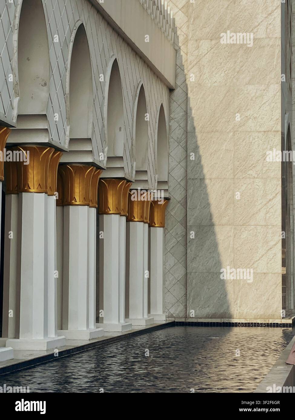 Scheich-Zayed-Moschee in Solo, Zentral-Java, Indonesien, zeigt eine prächtige islamische Architektur und kulturelles Erbe. - Smartphone-aufgenommenes Stockfoto