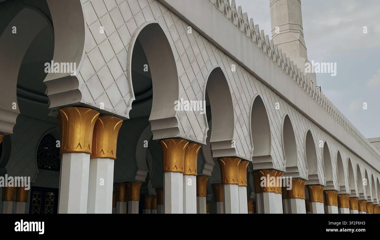Scheich-Zayed-Moschee in Solo, Zentral-Java, Indonesien, zeigt eine prächtige islamische Architektur und kulturelles Erbe. - Smartphone-aufgenommenes Stockfoto