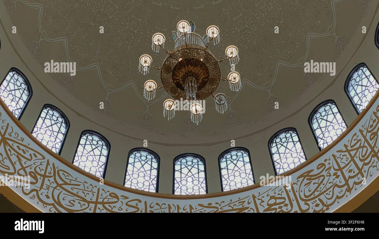 Scheich-Zayed-Moschee in Solo, Zentral-Java, Indonesien, zeigt eine prächtige islamische Architektur und kulturelles Erbe. - Smartphone-aufgenommenes Stockfoto