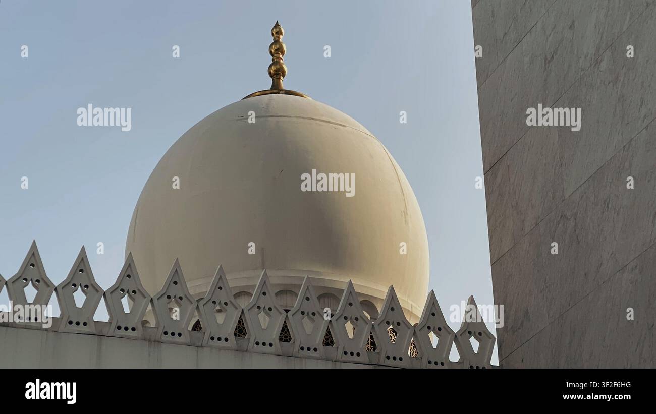 Scheich-Zayed-Moschee in Solo, Zentral-Java, Indonesien, zeigt eine prächtige islamische Architektur und kulturelles Erbe. - Smartphone-aufgenommenes Stockfoto