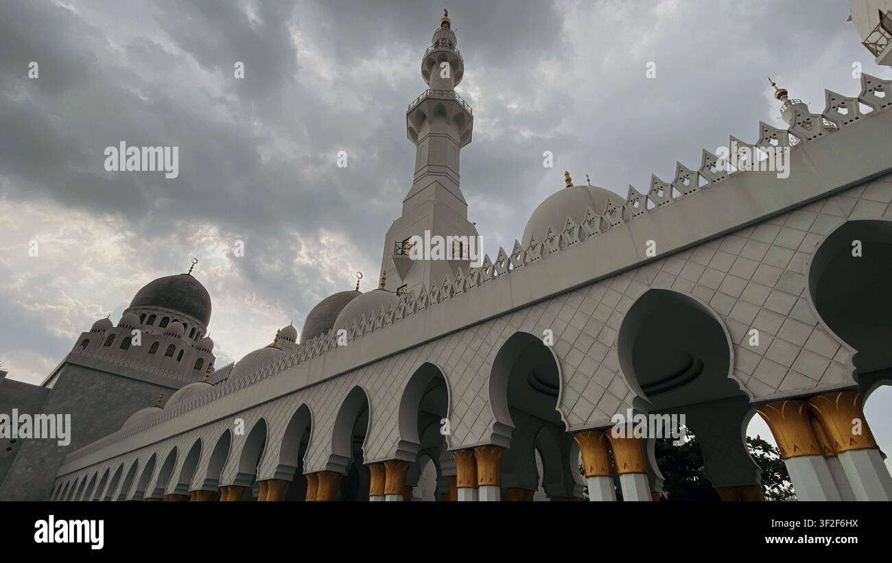 Scheich-Zayed-Moschee in Solo, Zentral-Java, Indonesien, zeigt eine prächtige islamische Architektur und kulturelles Erbe. - Smartphone-aufgenommenes Stockfoto