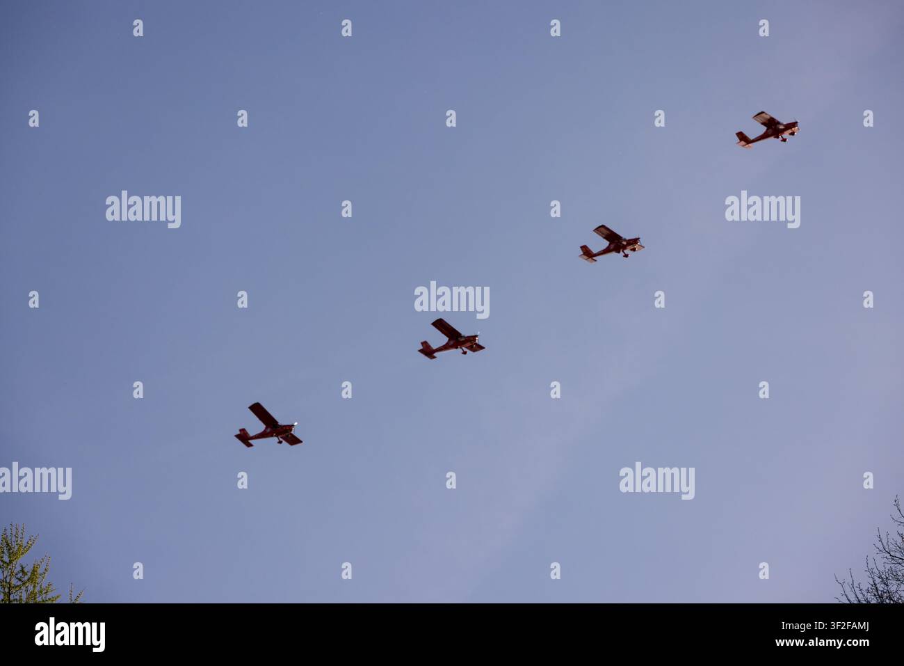 Druskininkai, Litauen – 23. Mai 2026: Blick auf vier kleine Propellerflugzeuge, die in Formation vor einem klaren blauen Himmel fliegen. Stockfoto