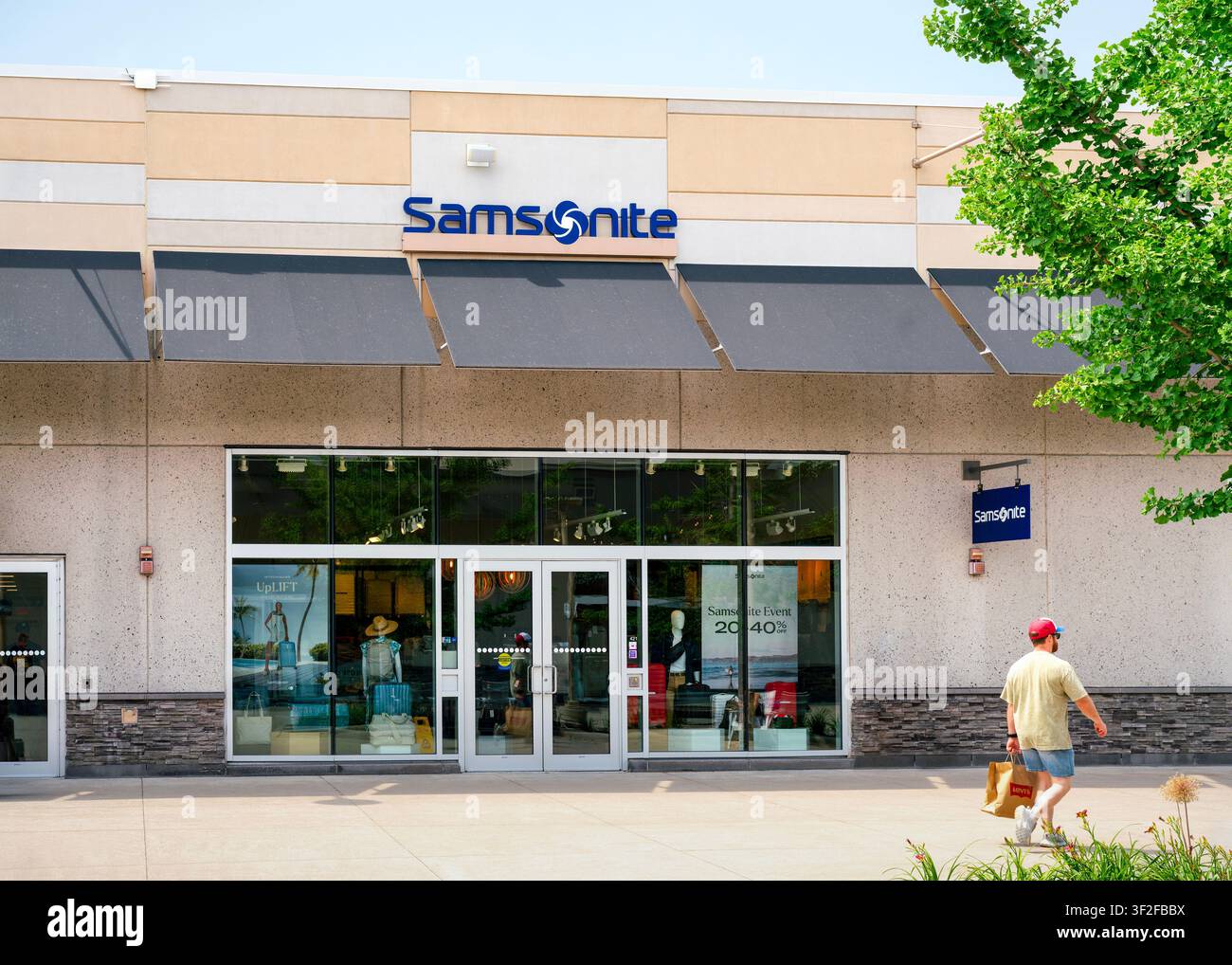 Niagara-on-the-Lake, ON - 29. Jun 2026: Außenansicht von Samsonite im Outlet Collection, einem globalen Gepäck- und Reiseartikelhändler, Teil von Sa Stockfoto