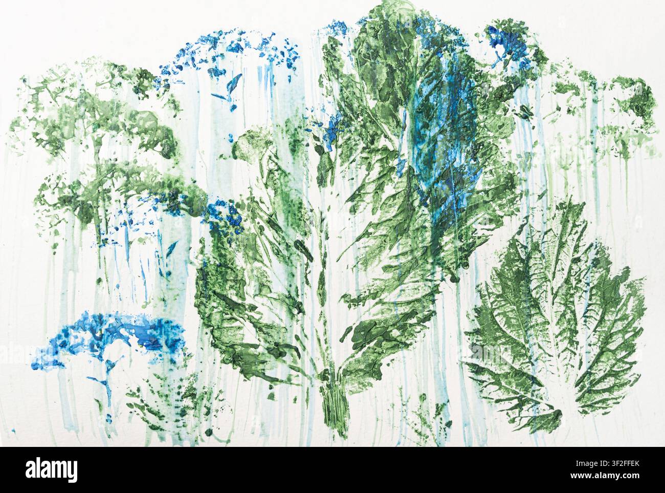 Abstrakte grüne und blaue Blatt-Druck-Kunst, die ein Waldthema erzeugt. Von der Natur inspiriertes Gemälde mit organischen Texturen Stockfoto