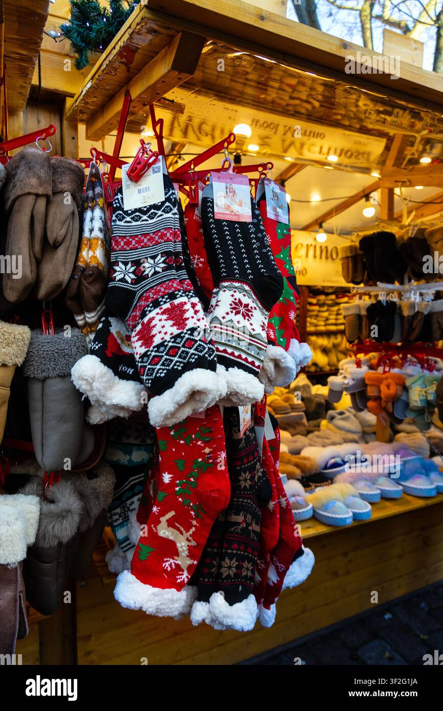 Weihnachtsstrümpfe auf dem Warschauer Weihnachtsmarkt, Warschau, Polen Stockfoto