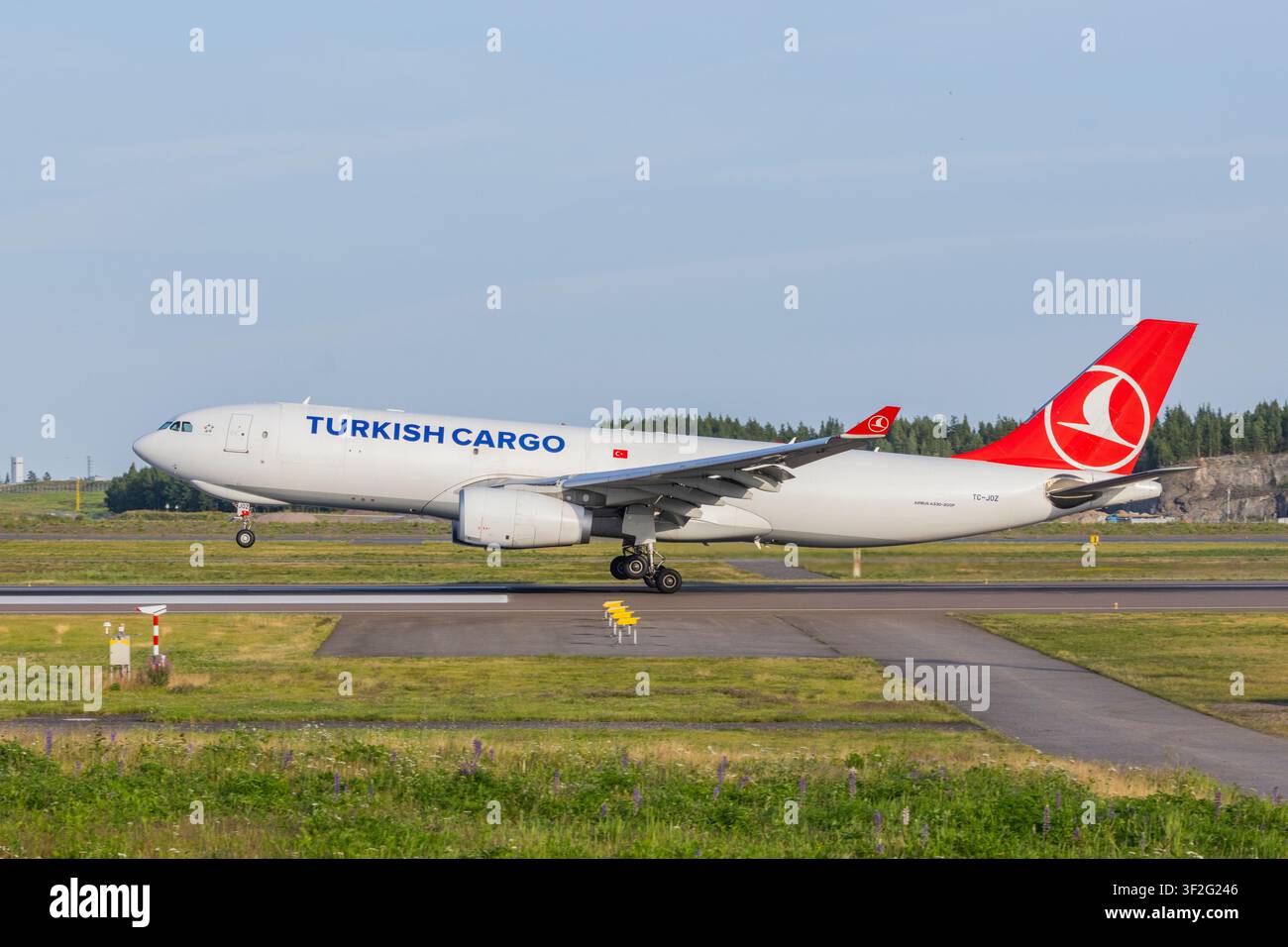 Turkish Cargos Airbus A330-Frachter landet am Flughafen Helsinki, Finnland Stockfoto