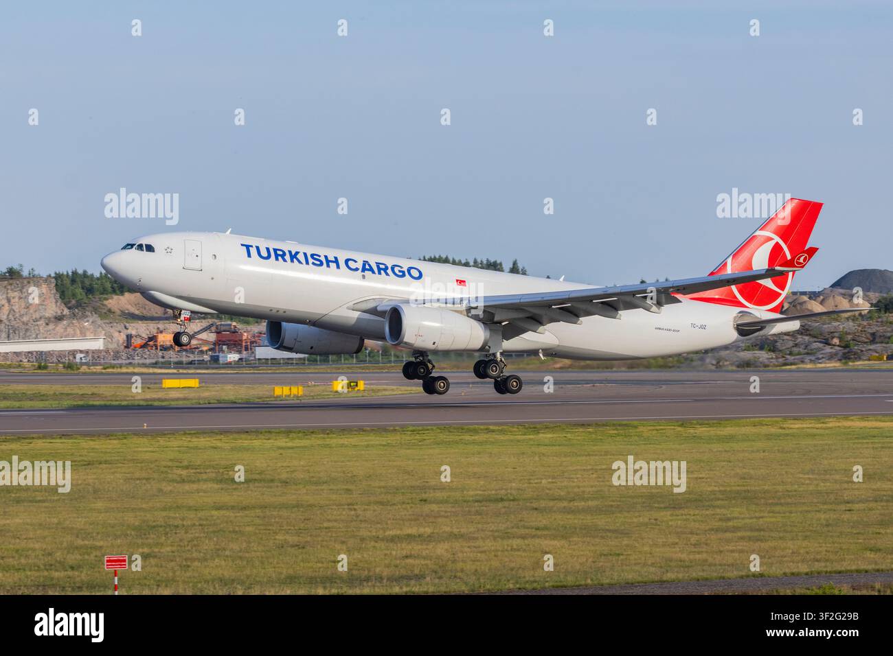 Turkish Cargos Airbus A330-Frachter landet am Flughafen Helsinki, Finnland Stockfoto