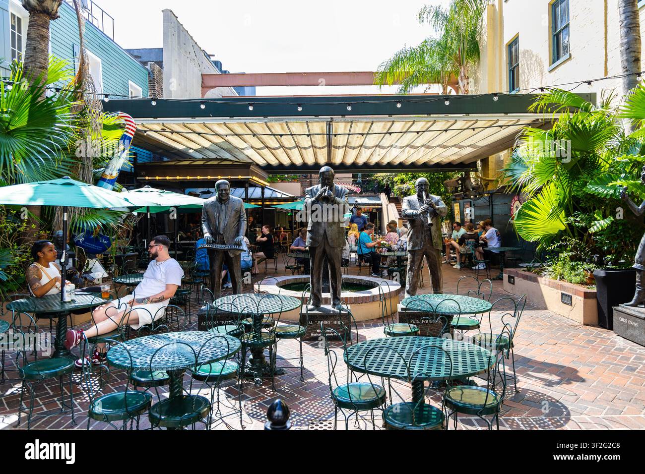Garten und Statuen von Jazzmusikern im Cafe Beignet Bourbon Street, New Orleans, Louisiana, USA Stockfoto