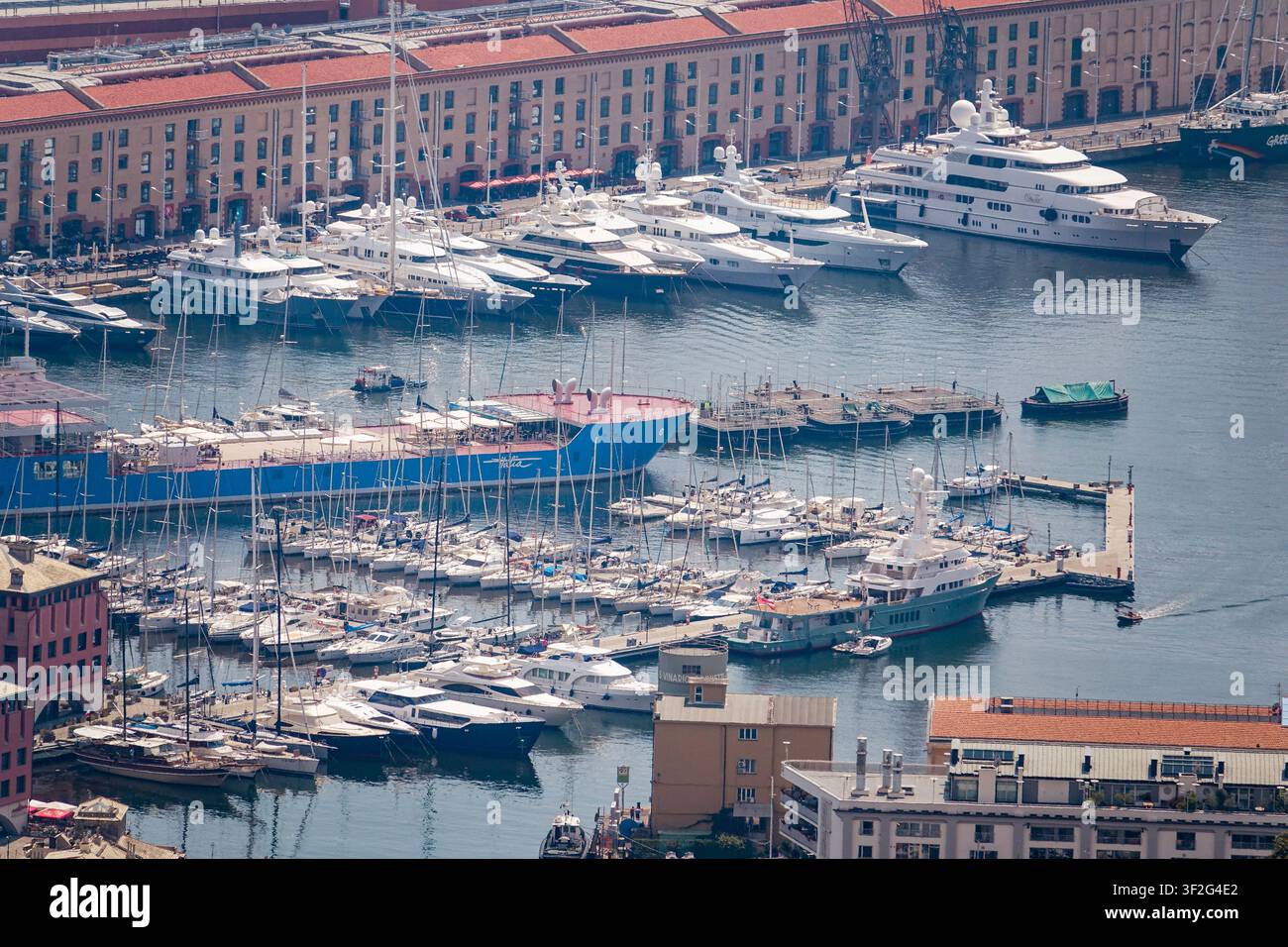 Luftbild des Hafens von Genua mit zahlreichen Luxusyachten und Booten, die im Yachthafen angelegt sind, umgeben von historischen Gebäuden in Genua, Ligurien, Italien Stockfoto