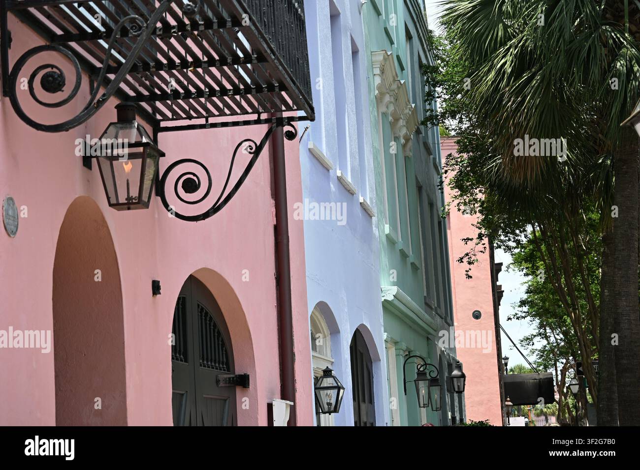 Pastellfarbene historische Häuser in der Rainbow Row in Charleston, South Carolina, USA Stockfoto