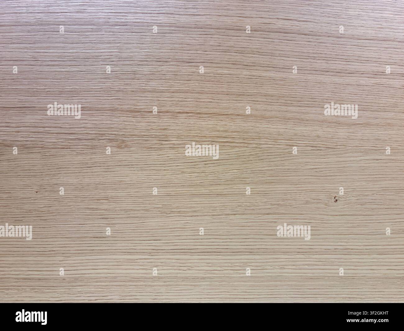 Helle natürliche Holzmaserungsoberfläche mit subtilen horizontalen Linien und neutralem Hintergrund Stockfoto