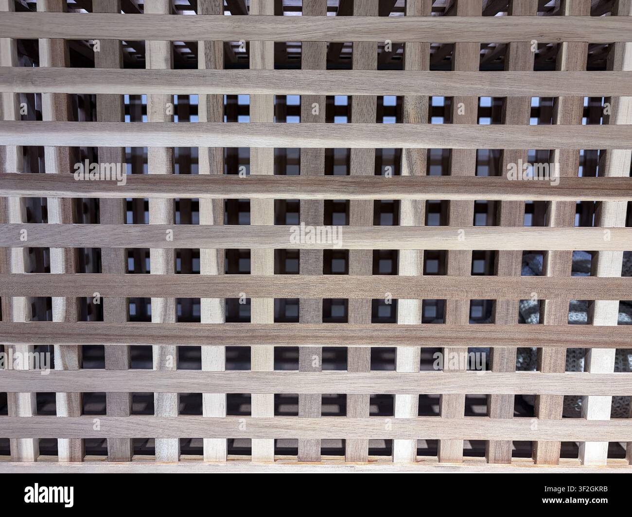 Natürliche Holzlatten bilden einen luftigen geometrischen Möbeltexturrhintergrund Stockfoto