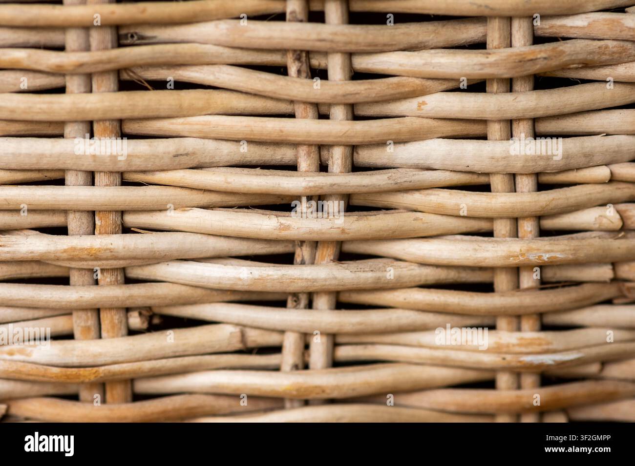 Handgewebte natürliche Holztextur, die Handwerkskunst und nachhaltige Materialien symbolisiert Stockfoto