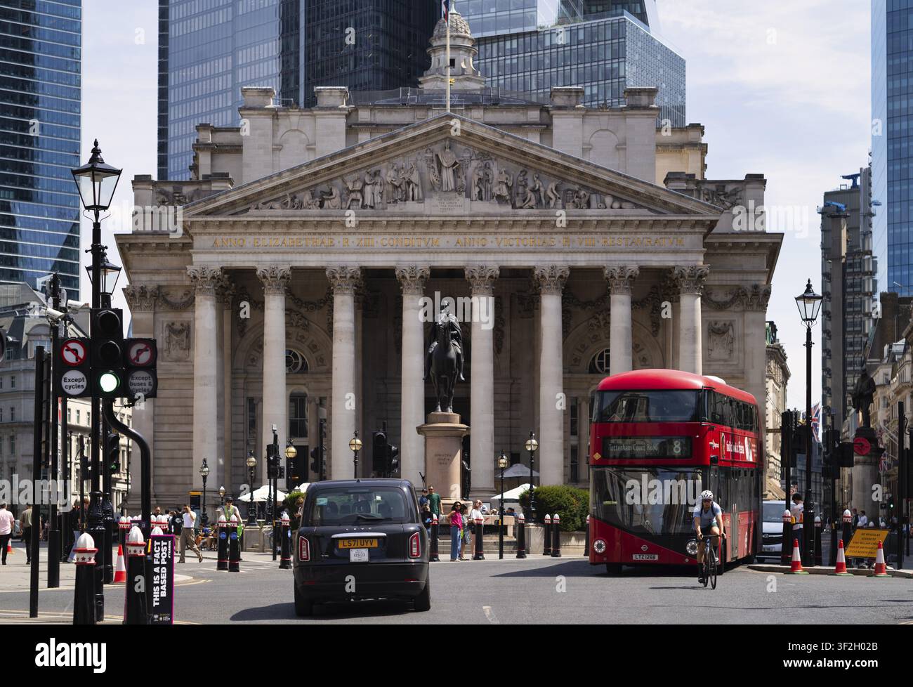 Passanten, Taxi, Doppeldecker-Bus, einschließlich Einkaufszentrum The Royal Exchange, ehemalige Börse, Finanzdistrikt, City of London, London Stockfoto