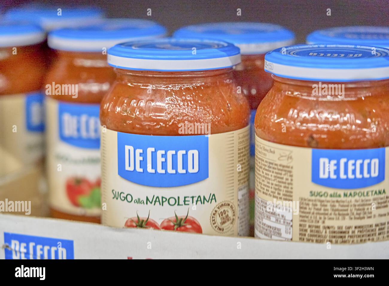 Nahaufnahme von De Cecco Sugo alla Napoletana-Gläsern mit blauem Etikett, Produkt, Supermarkt, Deutschland Stockfoto