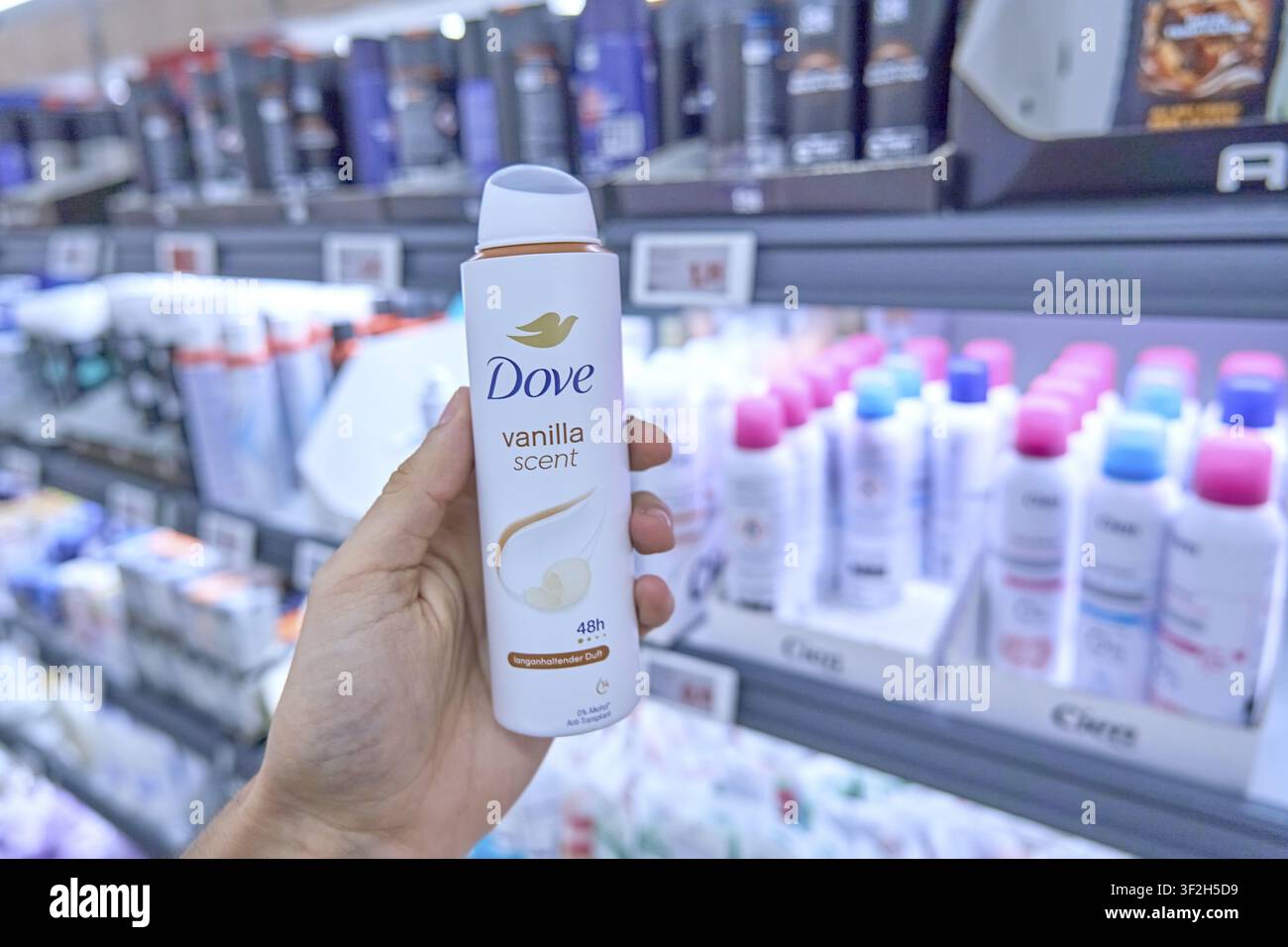 Dove Vanille-duftendes Deospray im Supermarkt, Laden, Geschäft, Supermarkt, Produkt kaufen, einkaufen gehen, Drogerieprodukt, persönliche Pflege Stockfoto