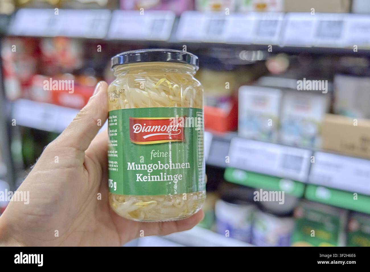 Ein Glas feiner Mungobohnensämlinge von Diamond, die im Supermarktregal aufbewahrt werden, Produkt im Laden kaufen, Supermarkt, Lebensmittelprodukt, Lebensmittelladen, Rewe, Deutschland Stockfoto