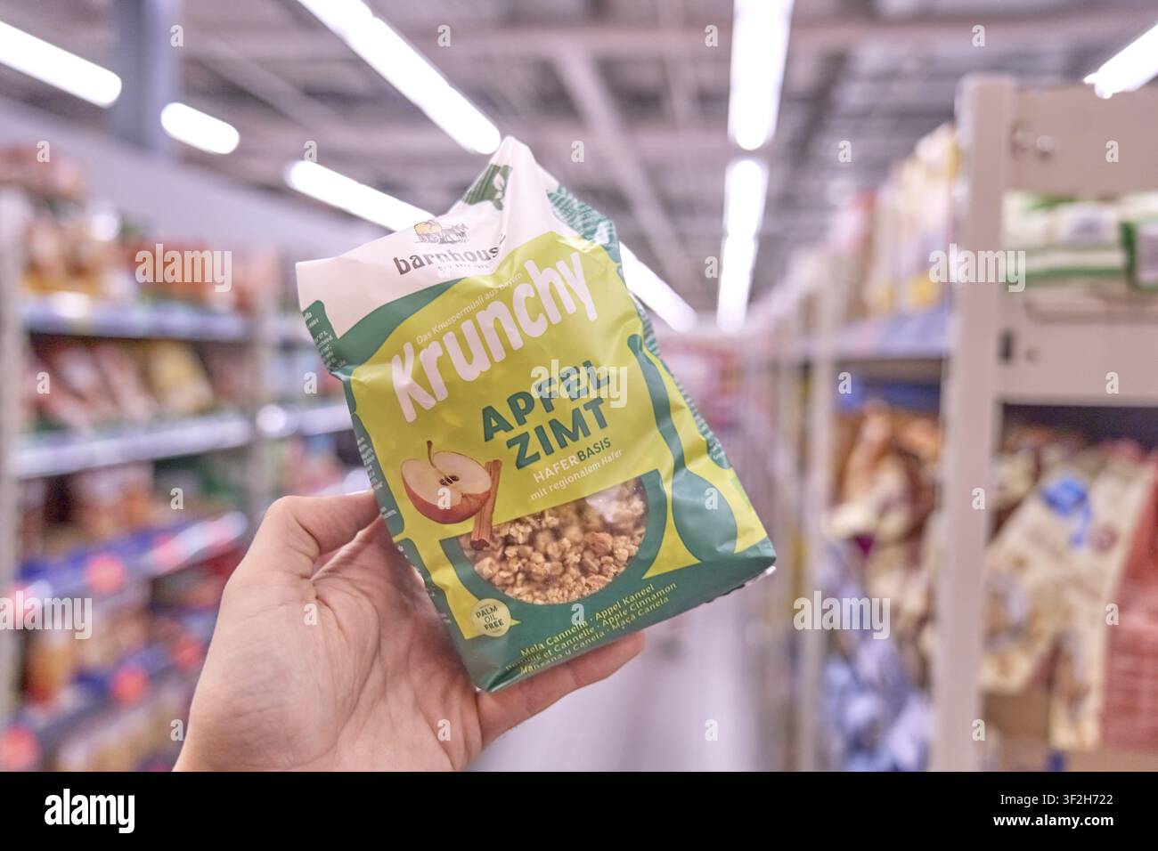 Barnhouse Krunchy Apfel-Zimt-Müsli von Barnhouse, Lebensmittelprodukt, verpacktes Müsli-Frühstücksprodukt, Lebensmittelladen, Supermarkt, Kaufland, Ge Stockfoto