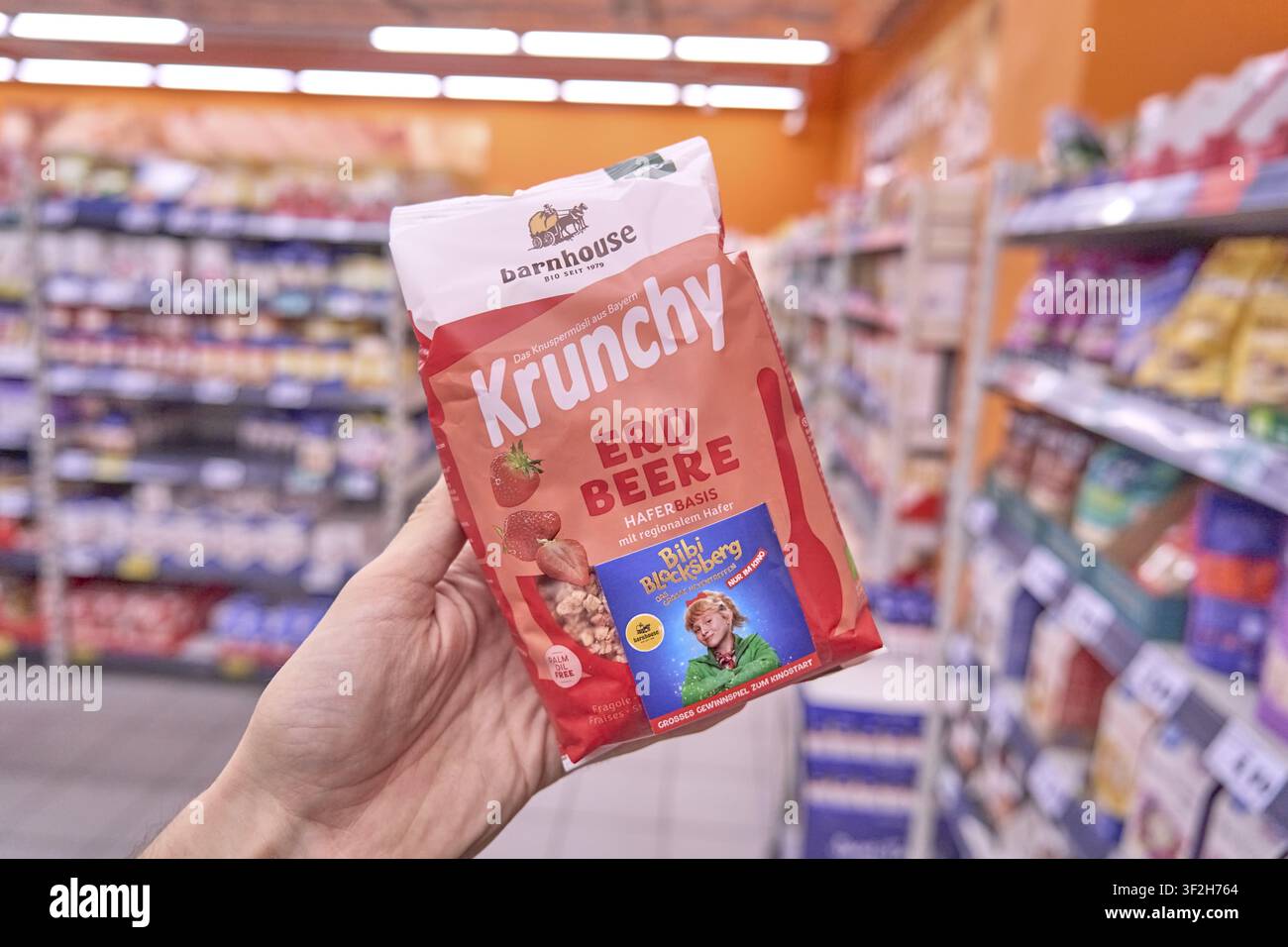Barnhouse Krunchy Erdbeer-Müsli von Barnhouse, Lebensmittelprodukt, zerealiertes Frühstücksprodukt, verpackt, Lebensmittelladen, Supermarkt, Kaufland, Deutschland Stockfoto