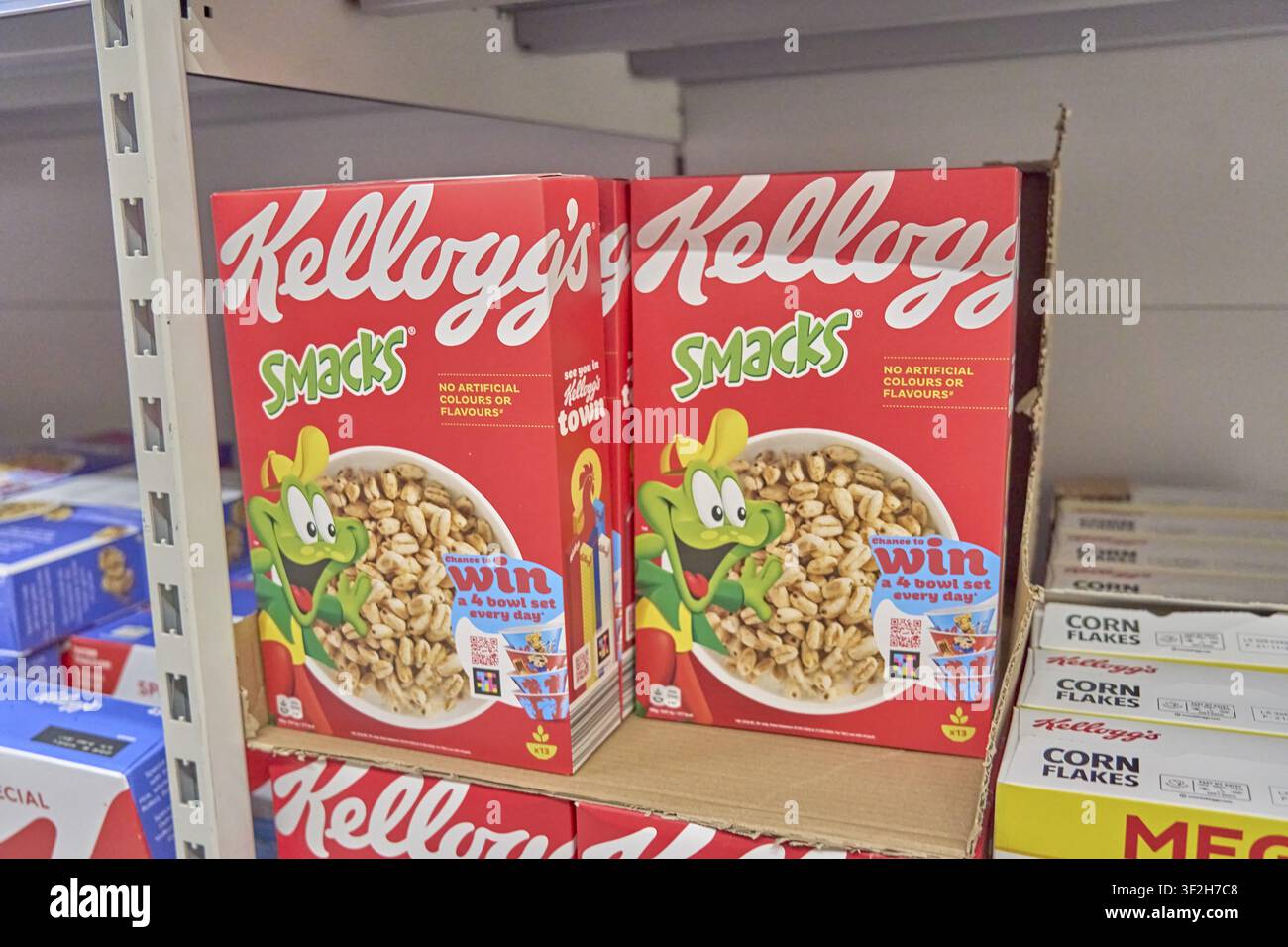 Kellogg's Smacks-Packungen mit grünem Maskottchen im Supermarktregal, Lebensmittelprodukt, verpacktes Frühstückszerealienprodukt, Lebensmittelladen, Ladenprodukte, Sup Stockfoto
