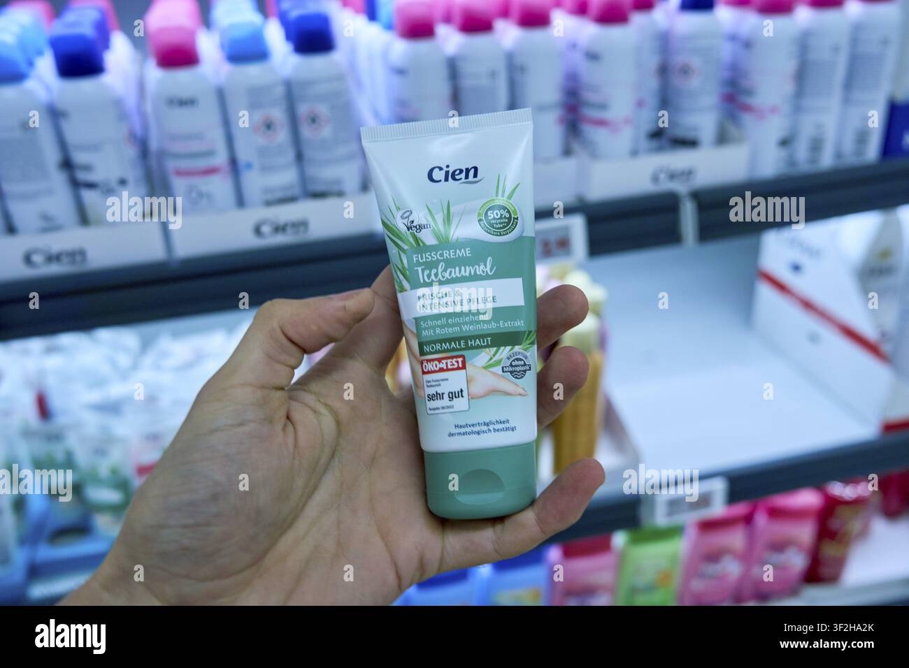 Cien Fußcremetube, die aus dem Regal im Pflegeproduktbereich gehalten wird, Lidl Lebensmitteleinzelhändler Discount, Supermarktprodukt, in Sachsen-Anhalt, Deutschland Stockfoto