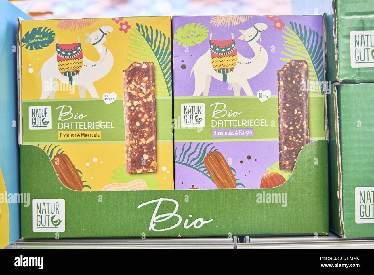 Natur Gut, Bio-Dattelsriegel mit Erdnüssen und Haselnüssen von Naturgut in bunter Verpackung, Penny Lebensmitteldiscounter Stockfoto
