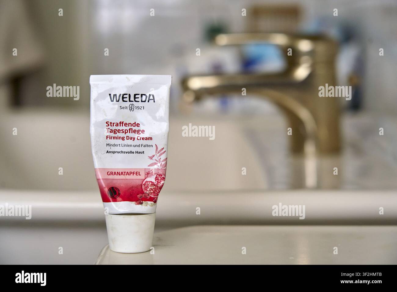 Weleda Straffende Tagescreme-Flasche mit Granatapfel im Badezimmer Stockfoto