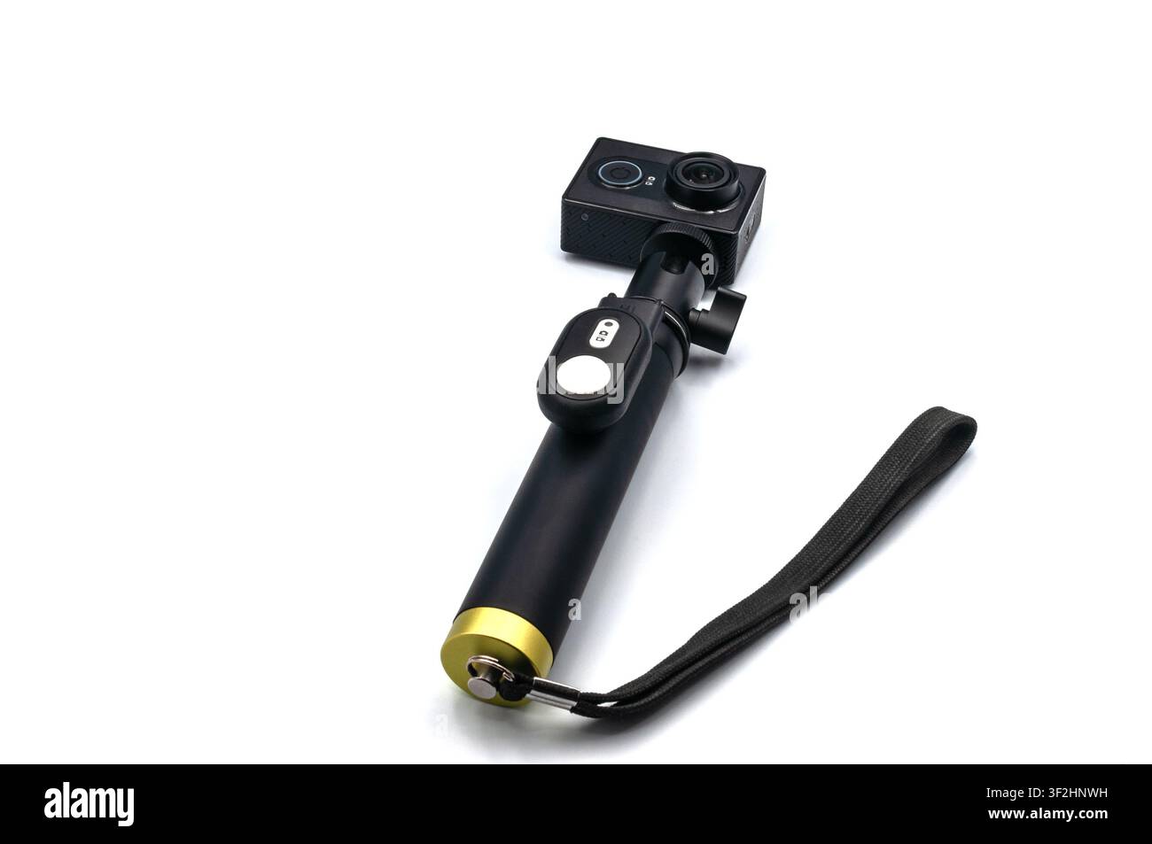 Digitale Action-Kamera, die an einem Handheld-Monopod mit einer drahtlosen Fernbedienung befestigt ist, vor weißem Hintergrund Stockfoto