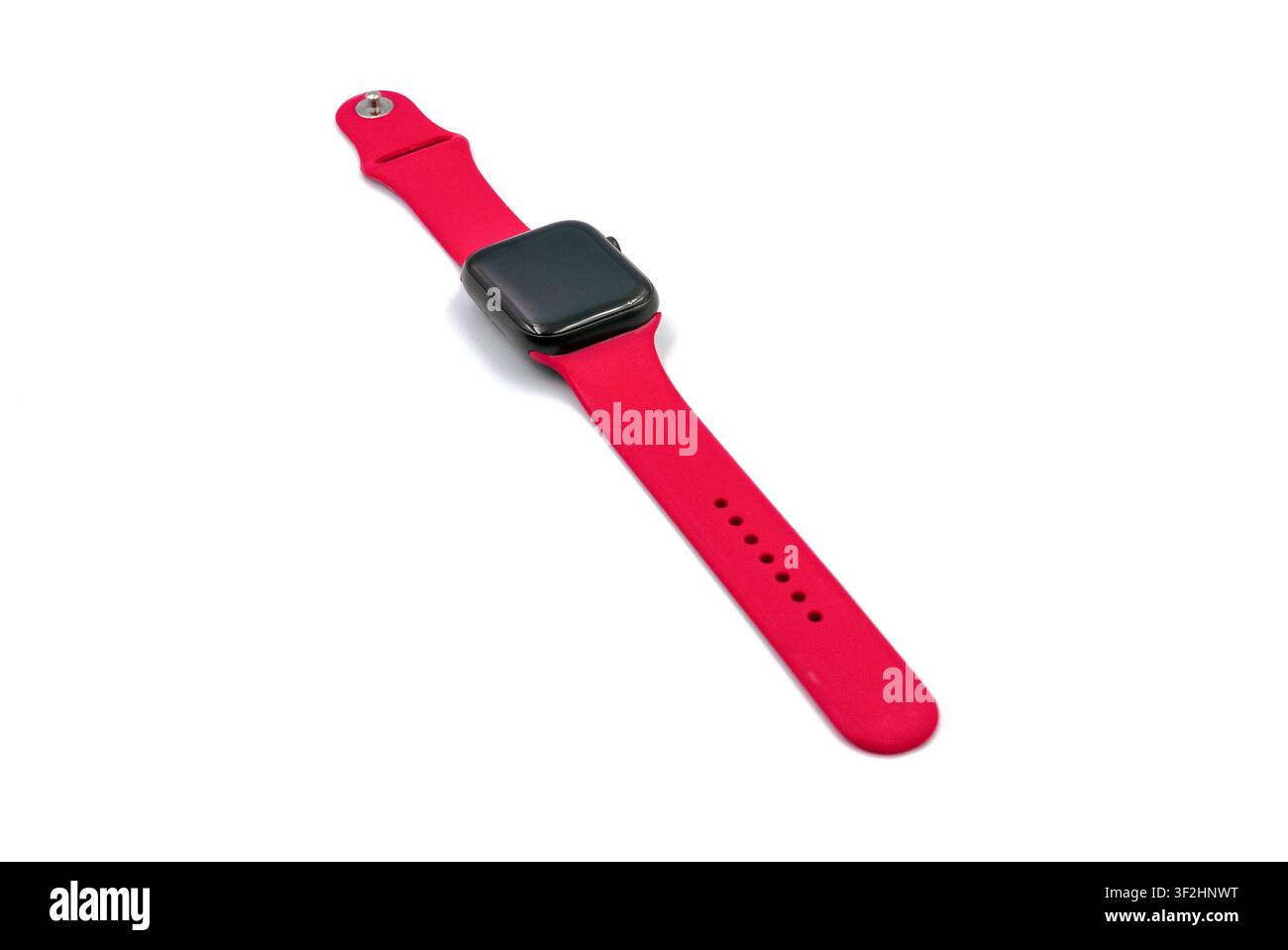 Moderne Smartwatch mit einem roten Silikonarmband auf weißem Hintergrund Stockfoto