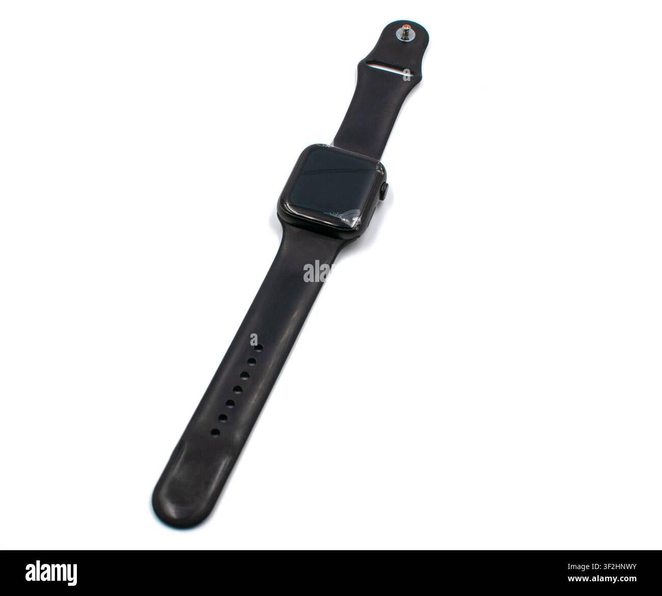 Gebrochener Smartwatch mit gesprungenem Glasbildschirm auf weißem Hintergrund Stockfoto